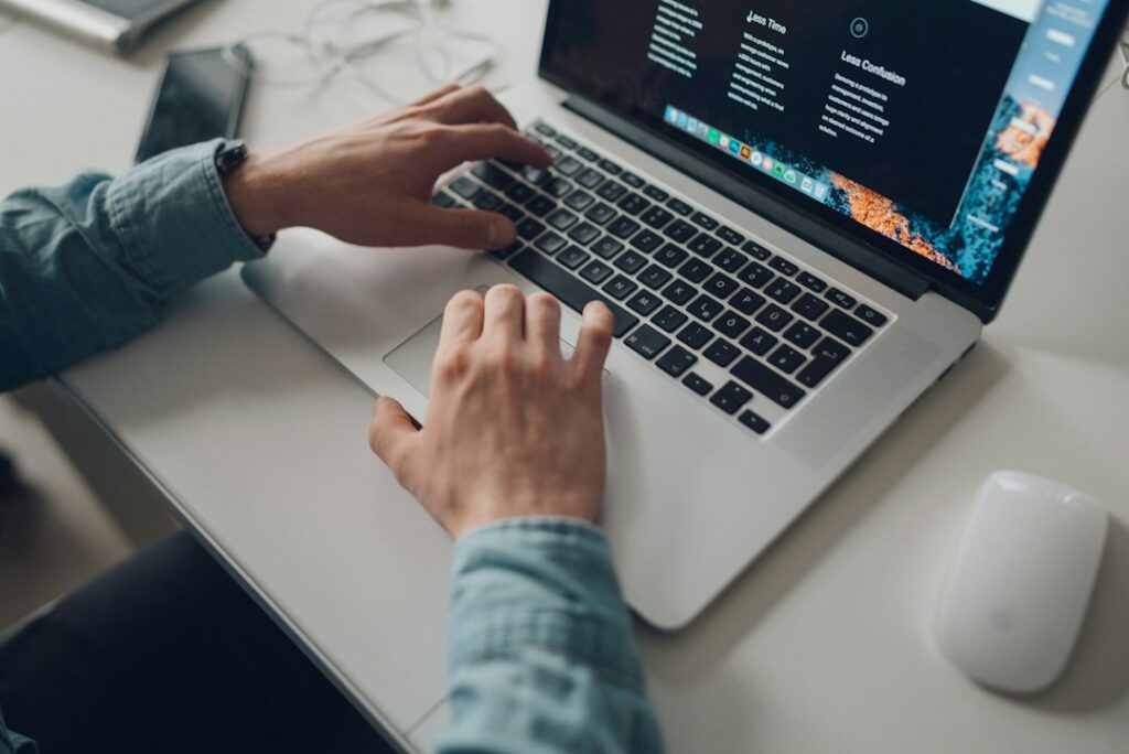 Osoba radi na laptopu i procjenjuje koji online posao odgovara njenim vještinama i vremenu