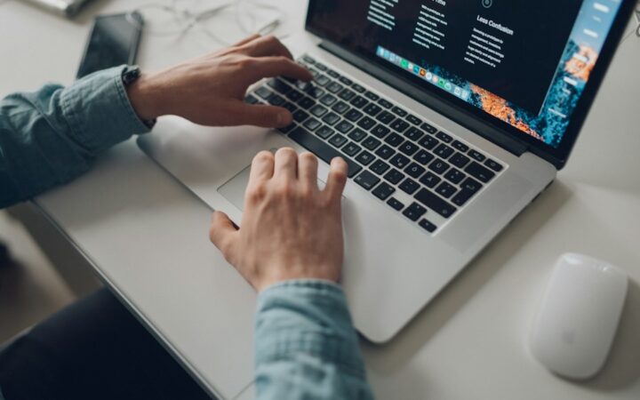 Osoba radi na laptopu i procjenjuje koji online posao odgovara njenim vještinama i vremenu