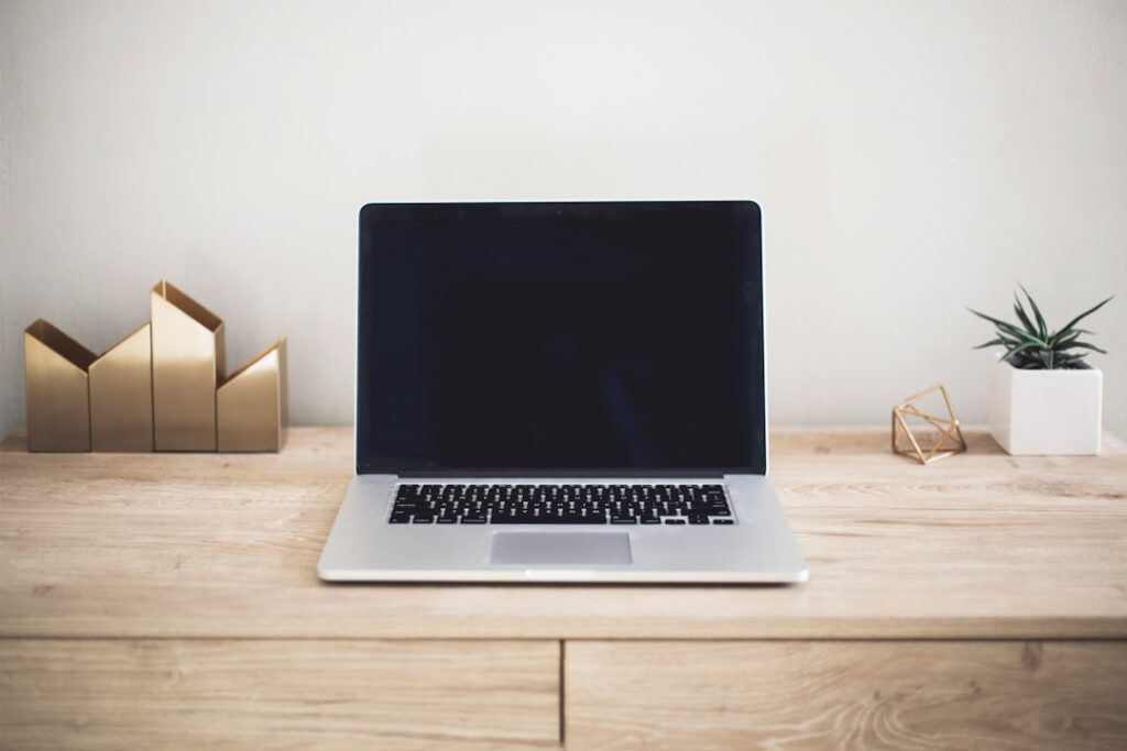 Laptop i bilježnica za planiranje obima rada i početne cijene freelance usluge
