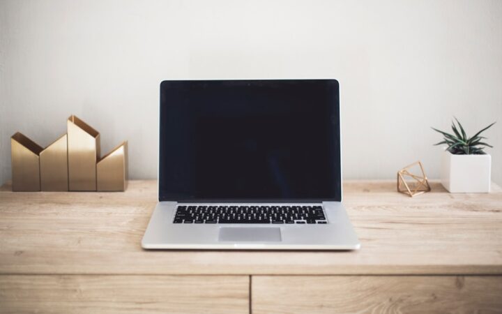 Laptop i bilježnica za planiranje obima rada i početne cijene freelance usluge