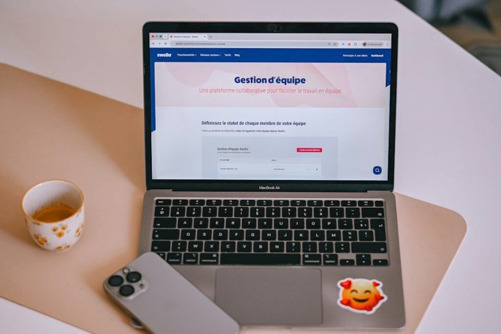 Laptop sa otvorenim ekranom za pretragu prvih online poslova i freelance prilika