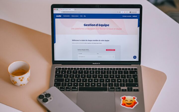 Laptop sa otvorenim ekranom za pretragu prvih online poslova i freelance prilika
