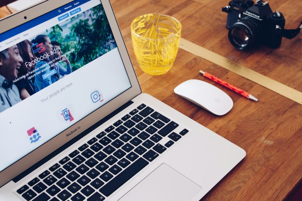 Laptop na radnom stolu kao ilustracija različitih načina online zarade za početnike