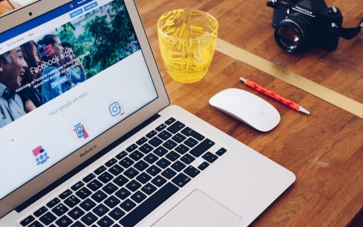 Laptop na radnom stolu kao ilustracija različitih načina online zarade za početnike