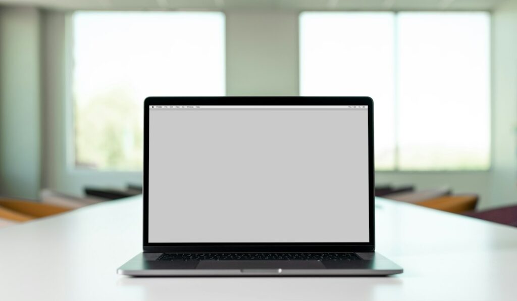 AI alati za posao prikazani na modernom laptop radnom mjestu