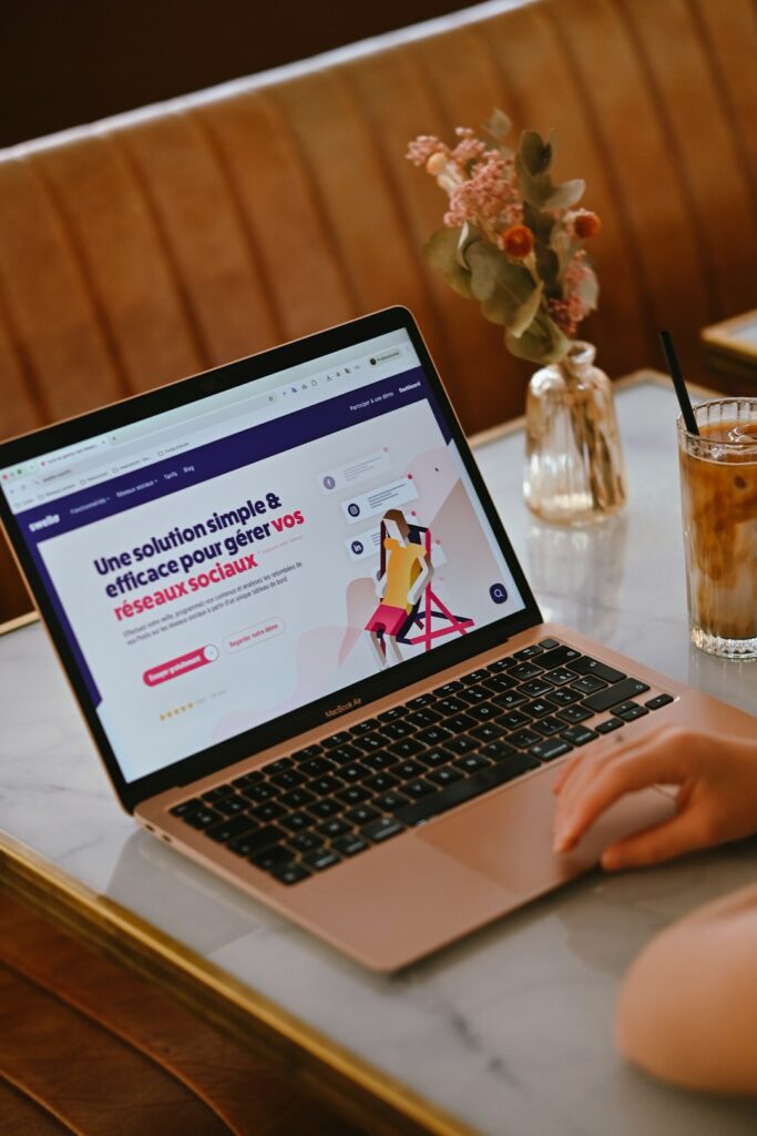 Freelancer radi na digitalnim uslugama, web dizajnu i online marketingu
