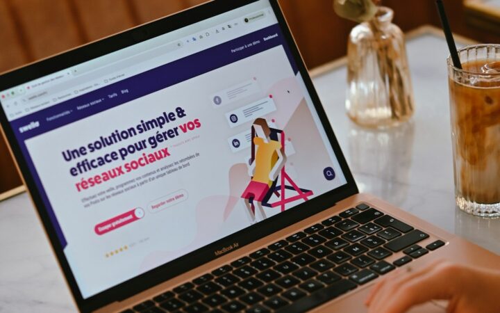 Freelancer radi na digitalnim uslugama, web dizajnu i online marketingu